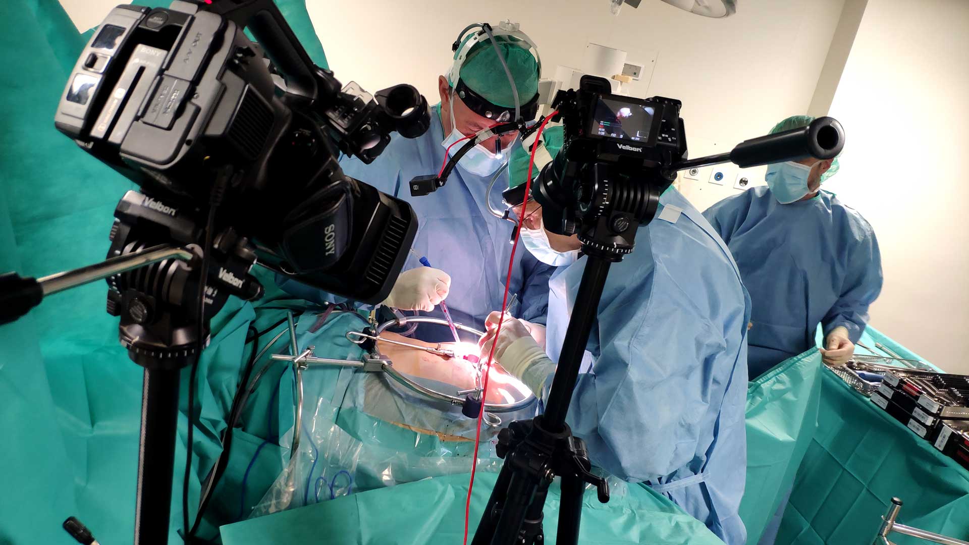 Equipo multicámara preparado para la grabación de una intervención en quirófano