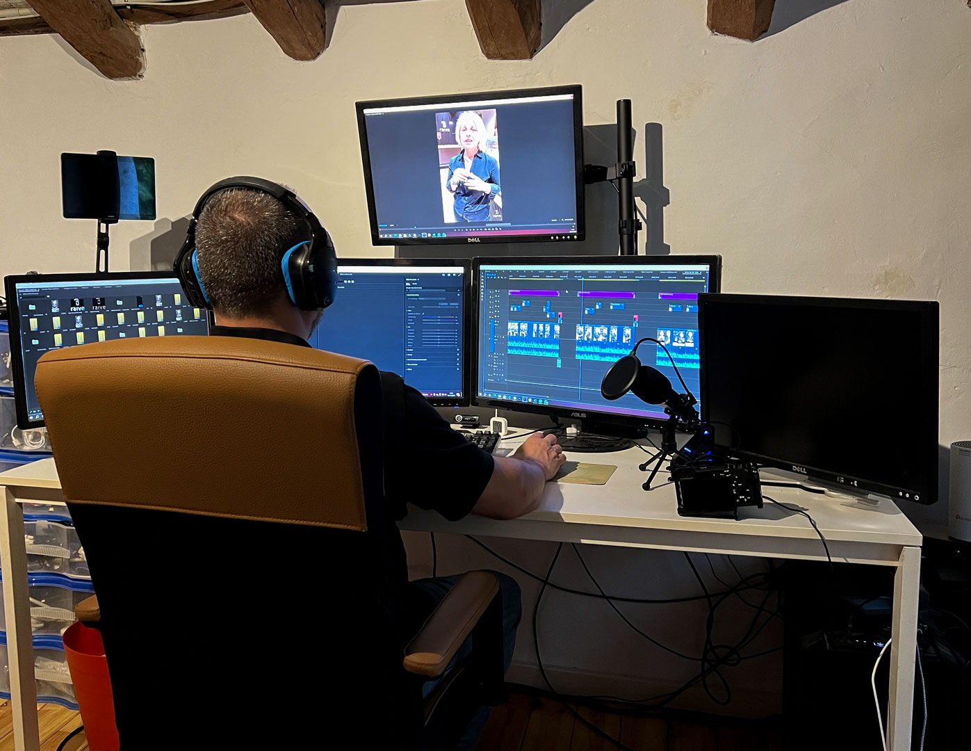 Jordi Barredo editando vídeo y contenido de marketing en su estudio